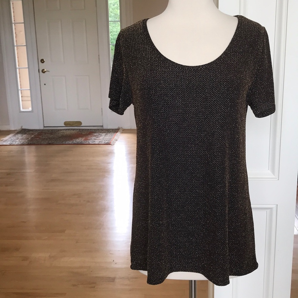 • Lularoe Elegant Classic Tee •